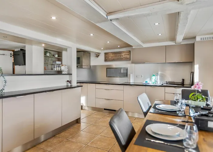 Шале Historic Charming House 10 Min From *