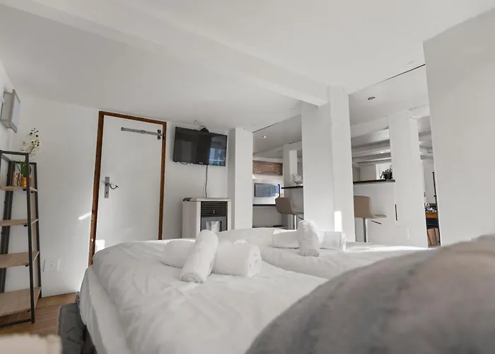 Шале Historic Charming House 10 Min From